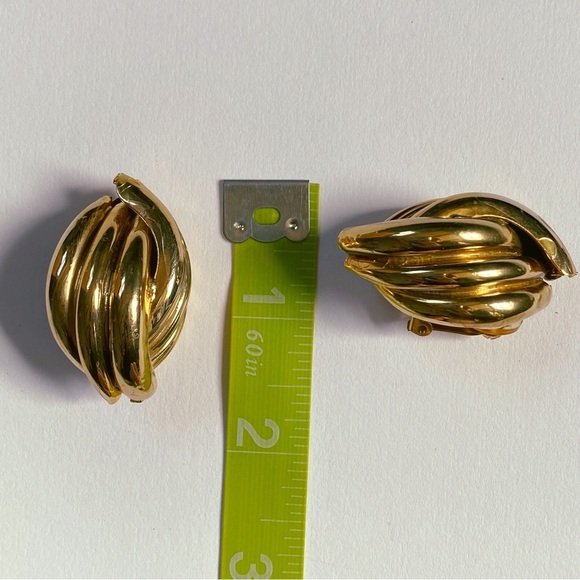 Vintage 1980s Gold Tone Overlapping Ribbed Clip On Earrings - Picture 6 of 6